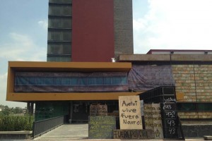 Los j�venes que manten�an tomada la entrada al edificio, dieron una conferencia en la que pidieron s