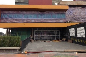 Los estudiantes retiraron las tablas y dem�s objetos que bloqueaban la entrada principal del edifici