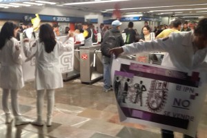 Los j�venes protestan por la desaparici�n de los 43 normalistas de Ayotzinapa y el conflicto del IPN