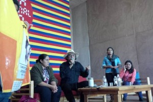 Durante la Feria Internacional del Libro de Oaxaca, ante los familiares de Christian, el autor comen