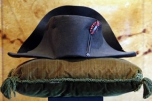 Subastan sombrero de Napolen en 2.3 millones de dlares Napolen, durante sus 15 aos en el poder, us alrededor de 120 sombreros, casi todos fabricados por