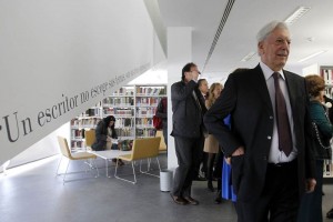 Mario Vargas Llosa, durante la inauguracin de una biblioteca municipal que lleva su nombre en el en