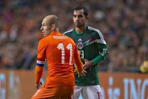 Robben esta vez marca a Adrin Aldrete en el partido en el msterdam Arena 