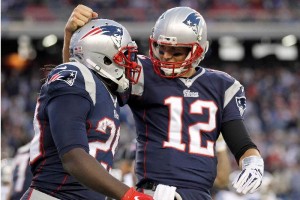 Patriotas y Brady humillan 34-9 a Detroit Tom Brady y LeGarrette celebran una anotacin