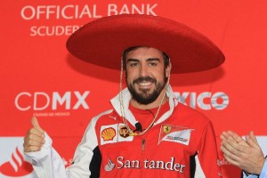 El piloto espaol viste un sombrero de charro en la presentacin del GP de Mxico 