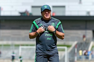 El tcnico de la Seleccin mexicana da instrucciones a sus jugadores en el entrenamiento 