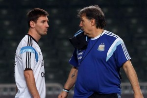 Lionel Messi y Gerardo Martido dialogan durante el entrenamiento de la Albiceleste 
