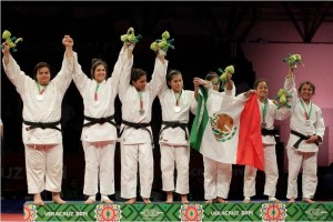 Las mexicanas posan con su medalla de segundo lugar en el World Trade Center de Veracruz