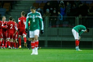 Los jugadores de Bielorrusia celebran su gol, mientras los de Mxico se lamentan