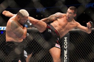 Werdurn conecta una patada a Mark Hunt 