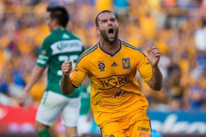 Emanuel Villa celebra una anotaci�n con los Tigres