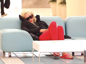 Sin dinero para un hotel, Bynes duerme en un centro comercial