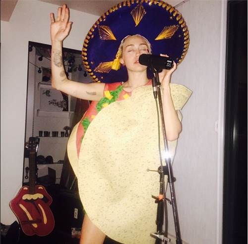 Miley Cyrus se disfraza de taco con sombrero de charro