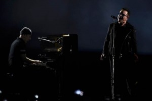 Bono interpret el tema Every breaking wave