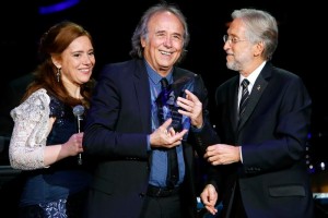 APLAUDIDO. Serrat, que se mantuvo sentado durante gran parte de la velada, slo subi al escenario para recibir
