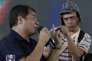 Presidente de Ecuador da las gracias a Chespirito Imagen del 1 de diciembre de 2012 del presidente de Ecuador, Rafael Correa (i), interactuando junto