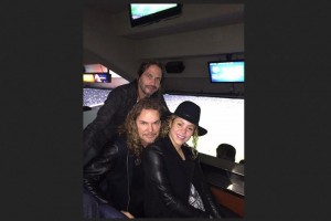 La int�rprete y los m�sicos se encontraban en un palco del estadio Camp Nou, durante el partido que 