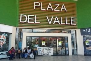 Los profesores se encuentran bloqueando Plaza del Valle, Plaza Bella, Macro Plaza, Walmart y Bodegas
