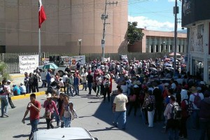 Estudiantes normalistas de Ayotzinapa marcharon por la Autopista del Sol rumbo al Congreso estatal