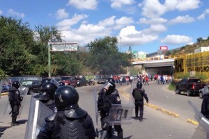 La polic�a estatal repleg� a los manifestantes quienes se dirigen a una salida por el R�o Huacapan