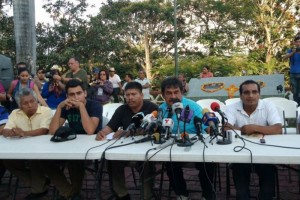 En conferencia de prensa, los familiares de los 43 normalistas desaparecidos pidieron certezas sobre