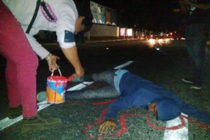 Como parte de su protesta realizaron pintas en el asfalto simulando los cuerpos de los normalistas d