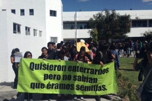 El contingente marcha hacia la preparatoria Benito Jurez de la UAP donde otro grupo de 500 estudian