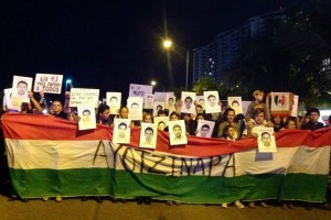 Los manifestantes hicieron el pase de lista con los nombres de los 43 normalistas desaparecidos, vol