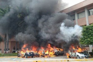 Los cetegistas prendieron fuego a cinco vehculos en el estacionamiento del recinto legislativo, e i