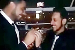 Un video difundido en las redes sociales muestra una supuesta boda gay en un barco en el ro Nilo a 