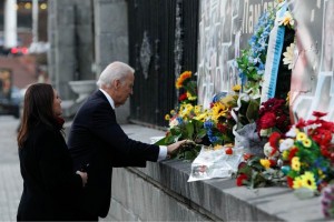 Biden visit la cntrica plaza (Maidn) de la Independencia de Kiev, donde deposit flores en el mon