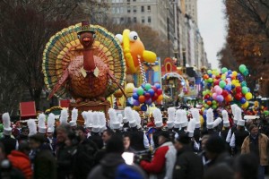 Los participantes, ya con globos y vestidos de acuerdo a la ocasin, esperan en las calles de NY