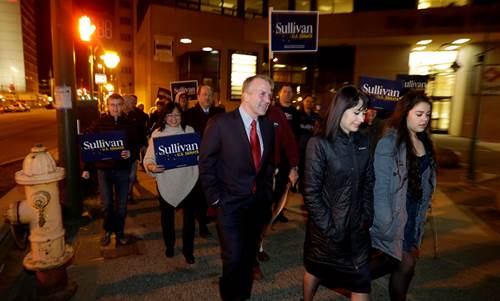 El candidato republicano al Senado, Dan Sullivan, acompaado de su familia, en la capital de Alaska,