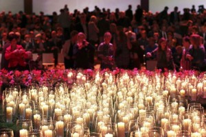 En el centro de la sala, a modo de monumento conmemorativo, 298 velas, rodeadas de flores, permaneci