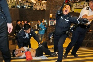 La polica emple gas pimienta y carg contra los manifestantes en numerosas ocasiones a lo largo de