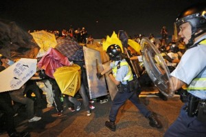 Cientos de agentes policiales antidisturbios dispersaron a la multitud en escenas caticas, obligand