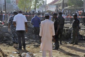 Tres explosiones sacudieron el templo, justo antes de que hombres armados abrieran fuego contra los 
