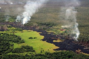 Las autoridades calculan que aproximadamente otros cincuenta hogares siguen amenazados por el avance