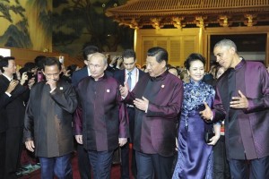 Obama y Putin conversaron mientras esperaban a hacerse la tradicional foto de grupo del foro APEC, a
