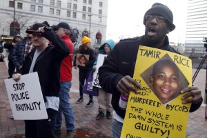 Manifestantes protestan tras la muerte de Tamir E. Rice, el nio negro de 12 aos que falleci este 