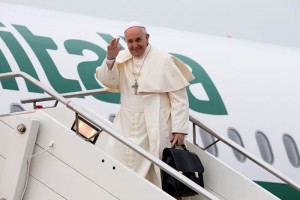 El papa sali del aeropuerto romano de Fiumicino en torno a las 9:01 hora local