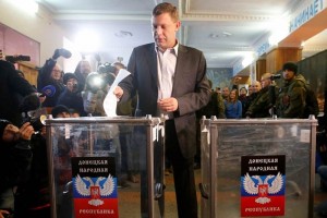 El primer ministro de la Repblica Popular de Donetsk, Alexandr Zajrchenko, emiti su voto en distr