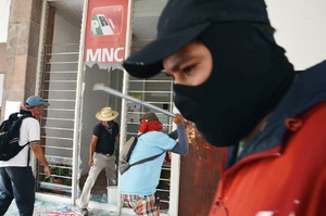 CETEG quema sede de PRI en Chilpancingo