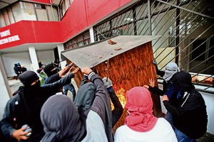 Embozados atacan sede del PRI en Xalapa