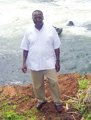 Cura ugands, entre vctimas en fosa ilegal