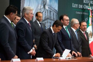 El presidente Enrique Pea Nieto firma la iniciativa de reforma a la Ley de Obras Pblicas que envia