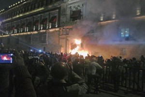 Aspecto del incendio de la puerta de Palacio Nacional ocasionado por encapuchados la noche del sbad
