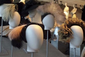 ELEGANCIA. Relojes de diamantes diseados en 1960, vestidos de coctel con pedrera de los aos cincuenta y, en