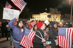 Simpatizantes del presidente Barack Obama marchan frente a la Casa Blanca en Washington, tras escuch