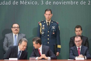 El presidente Enrique Pe�a Nieto, flanqueado por los secretarios de Energ�a, Pedro Joaqu�n Coldwell 
